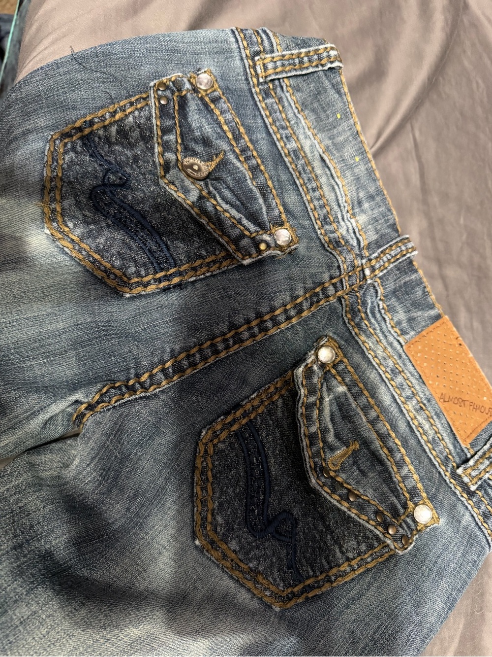 Distressed jeans - Picture 3 of 4